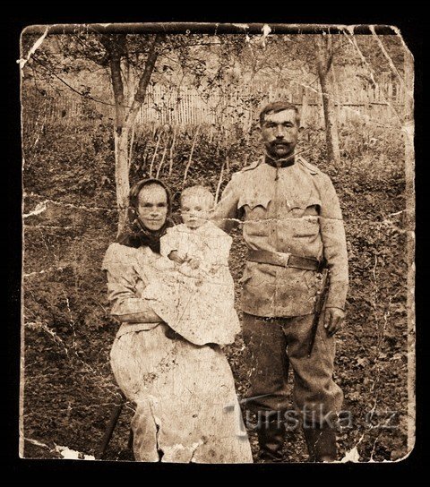 Rakousko-uherský voják Karel Dubovský z Držkové s rodinou (fotoarchiv Muzea dřev