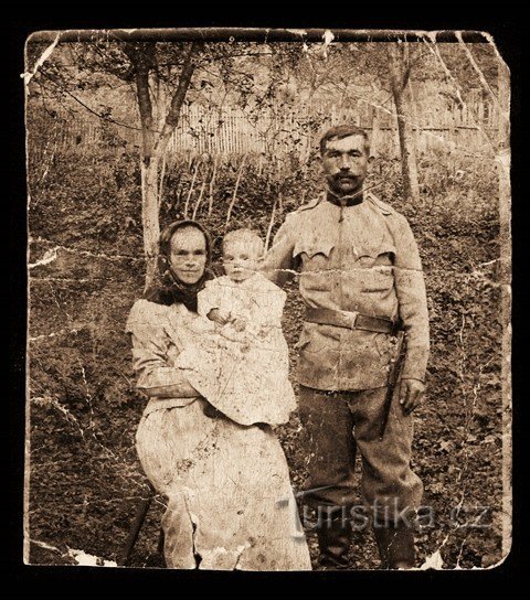 El soldado austrohúngaro Karel Dubovský de Držková con su familia (archivo fotográfico del Museo de la Madera