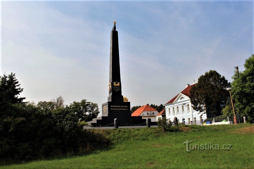 Rakouský pomník, pohled od východu