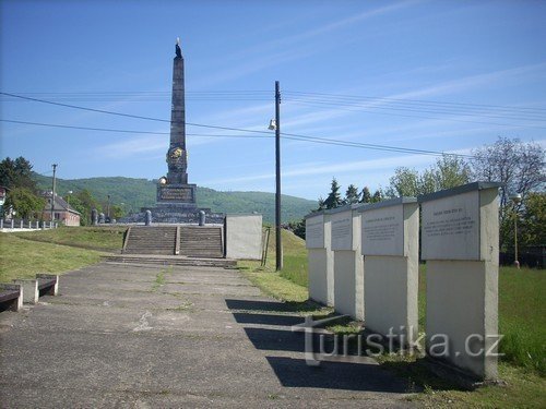 Monumento austríaco cerca de Varvažov