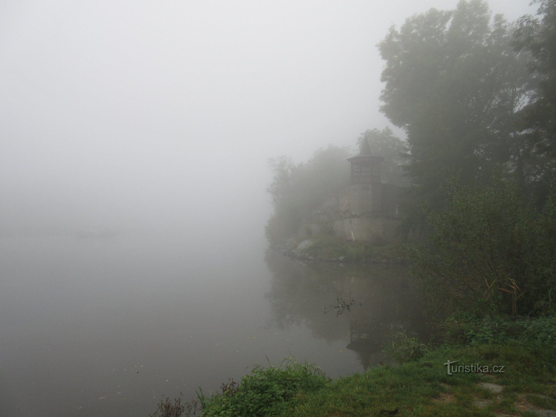 Vista matinal da confluência do Bakovského potok e do Vltava
