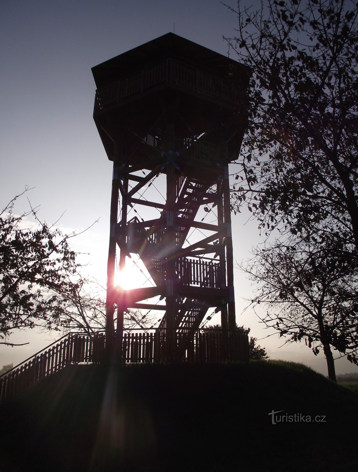 Aussichtsturm Žernovník am Morgen