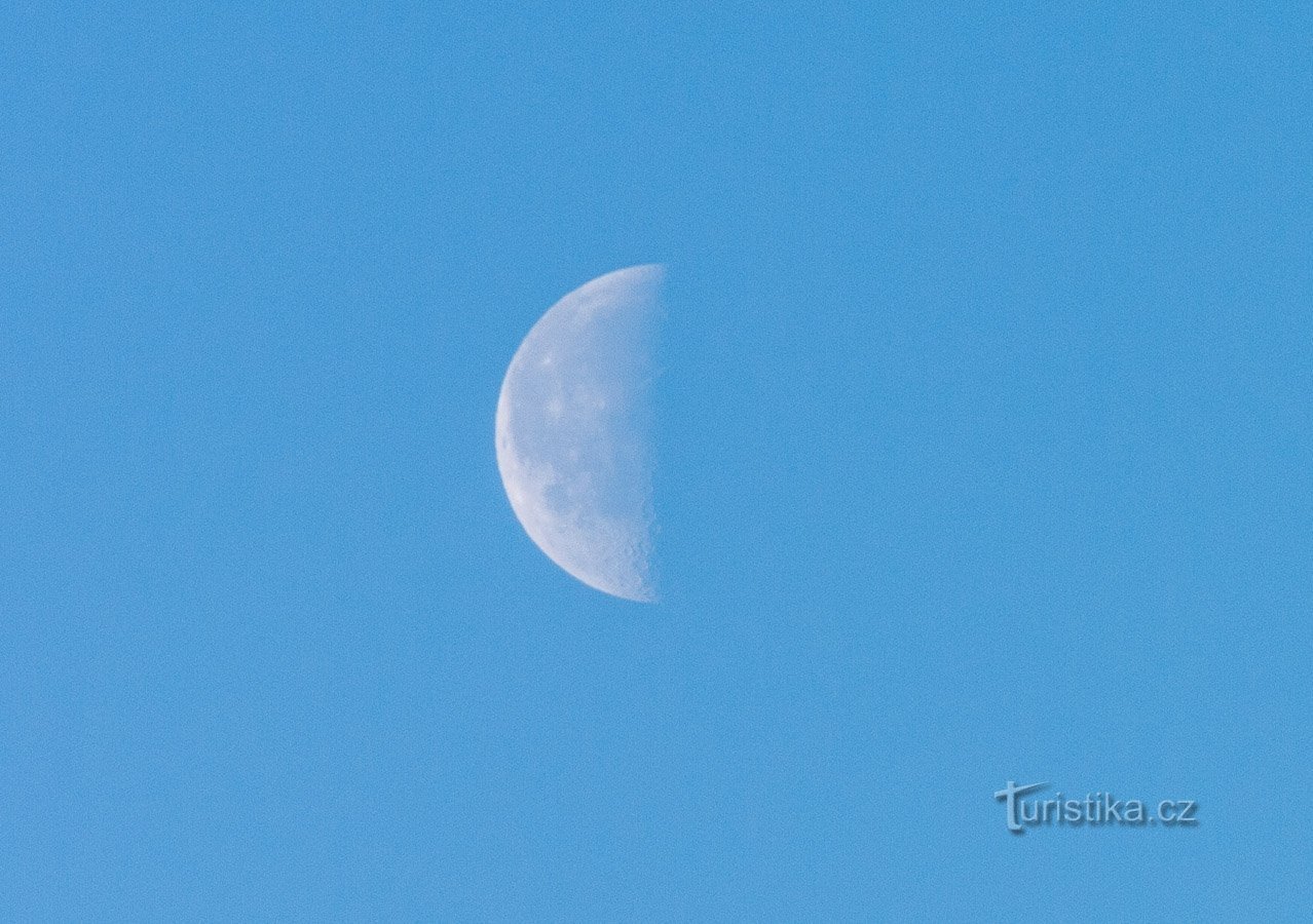 Mañana clara y luna creciente