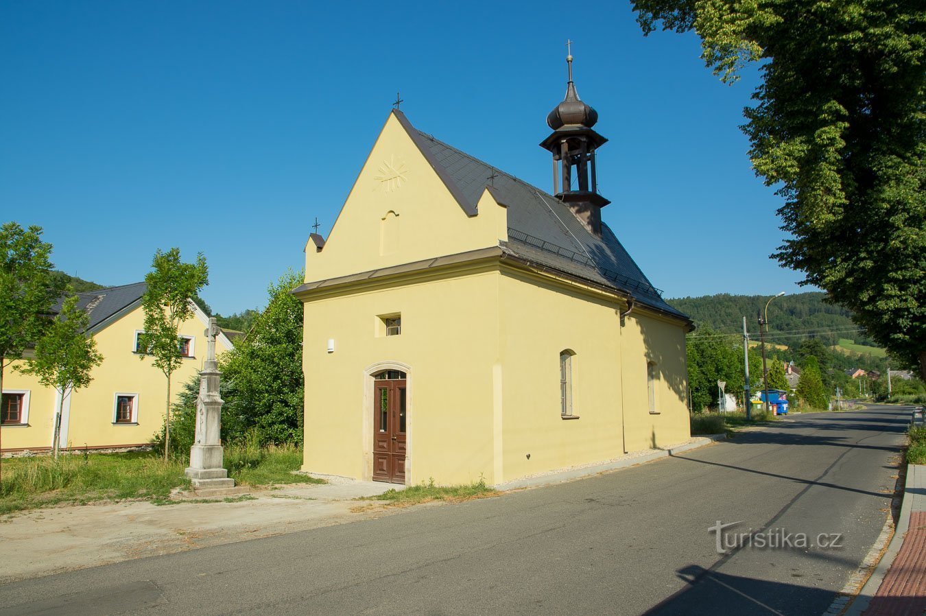 Morgen in Temenice, reparierte Kapelle