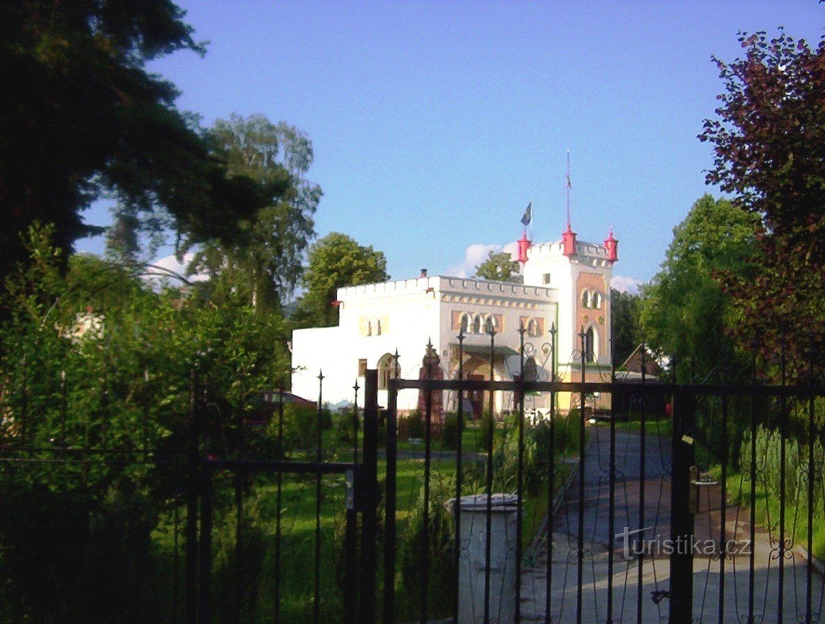 Rapotín-strada V Aleja-imitație de castel medieval-Foto: Ulrych Mir.