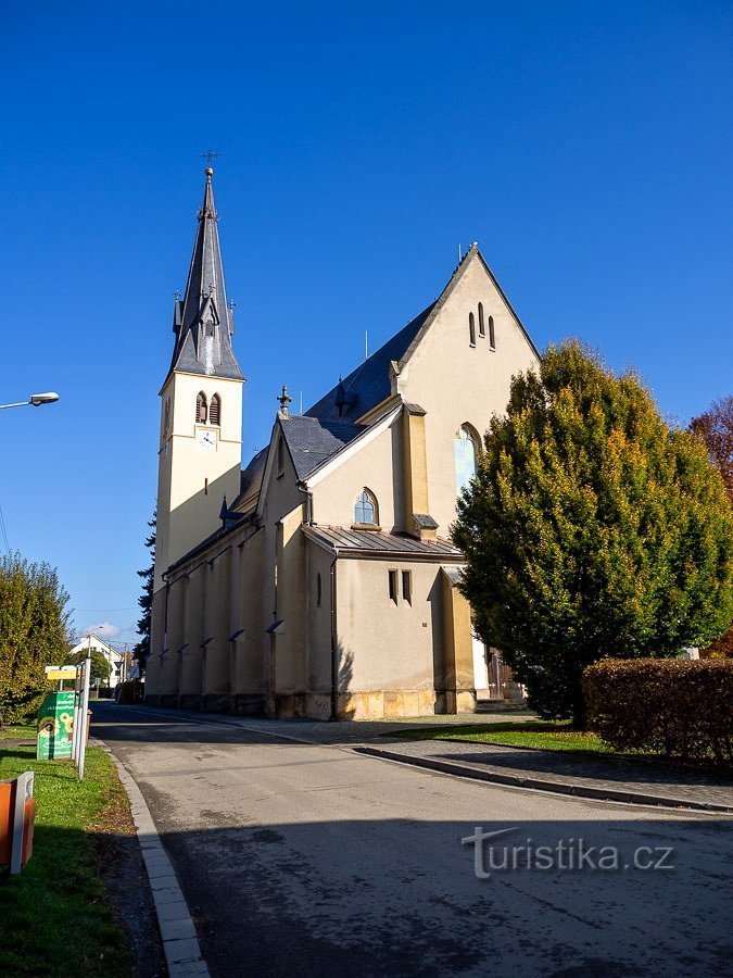 A igreja de Rapotín ganha nova fachada