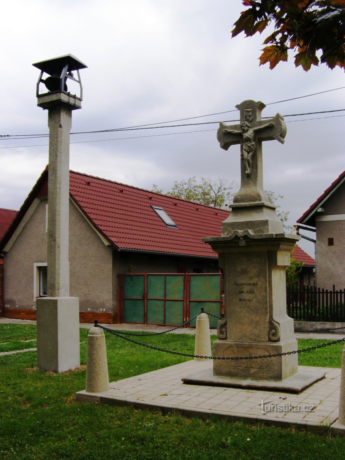 Rasošky - campanario y monumento a la crucifixión