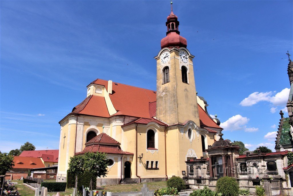 Raspenava, Kirche und Denkmal