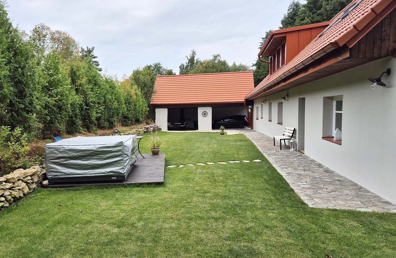 RASTORY: Dvorek s vířivkou. V pozadí ve stodole stání pro auto a grilovna s krbe