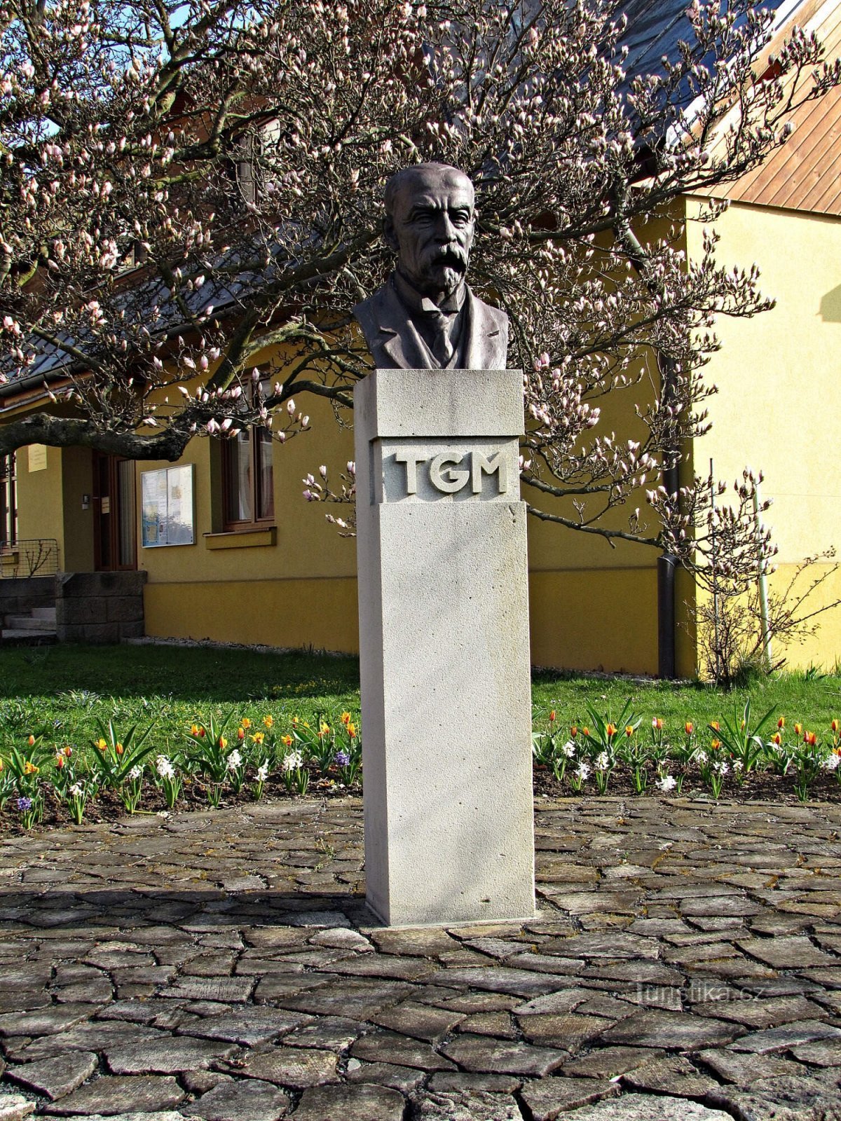 Ratiboř - byst av TGMasaryk och Monument till de fallna