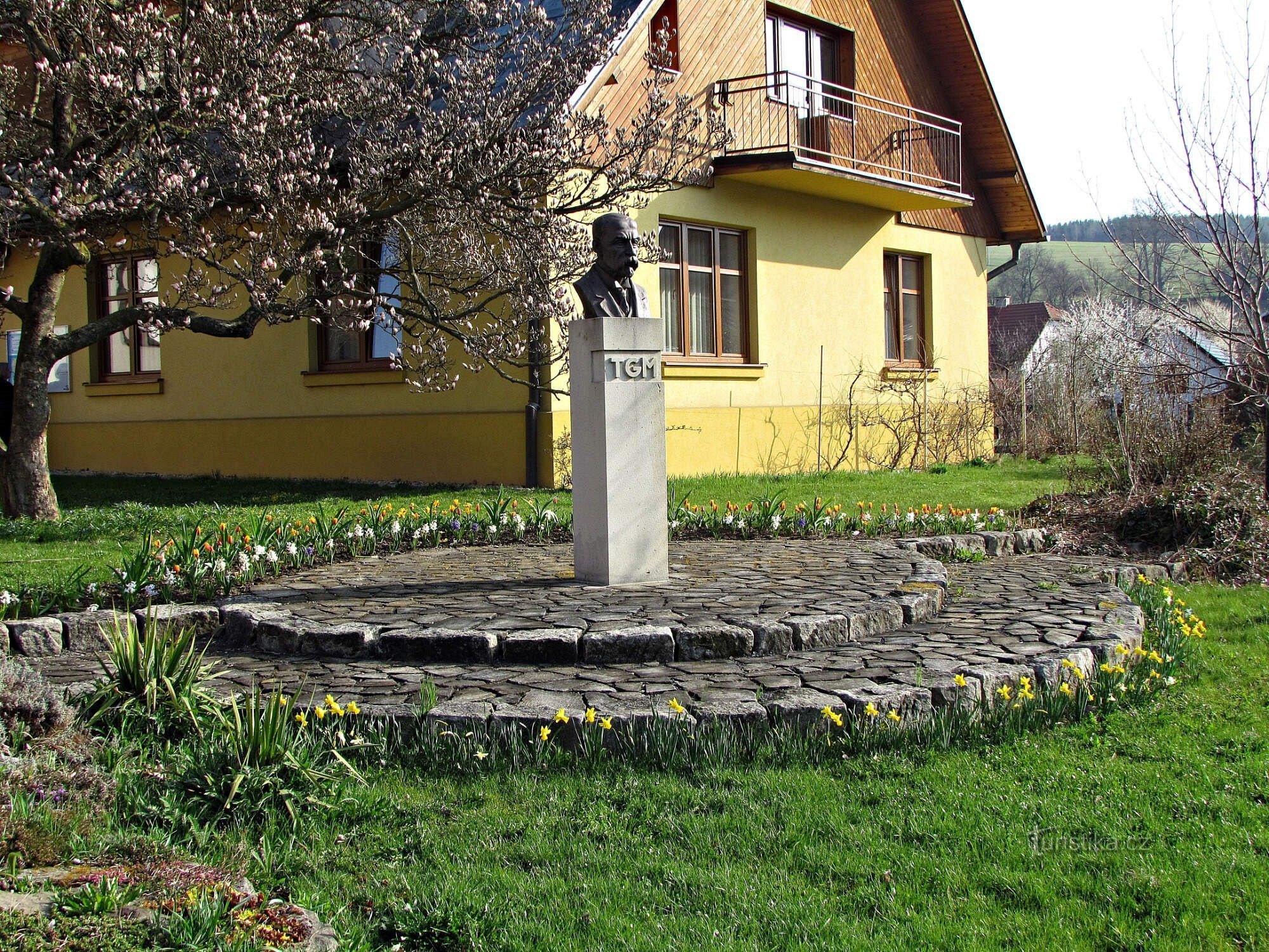 Ratiboř - busto di TGMasaryk e Monumento ai Caduti