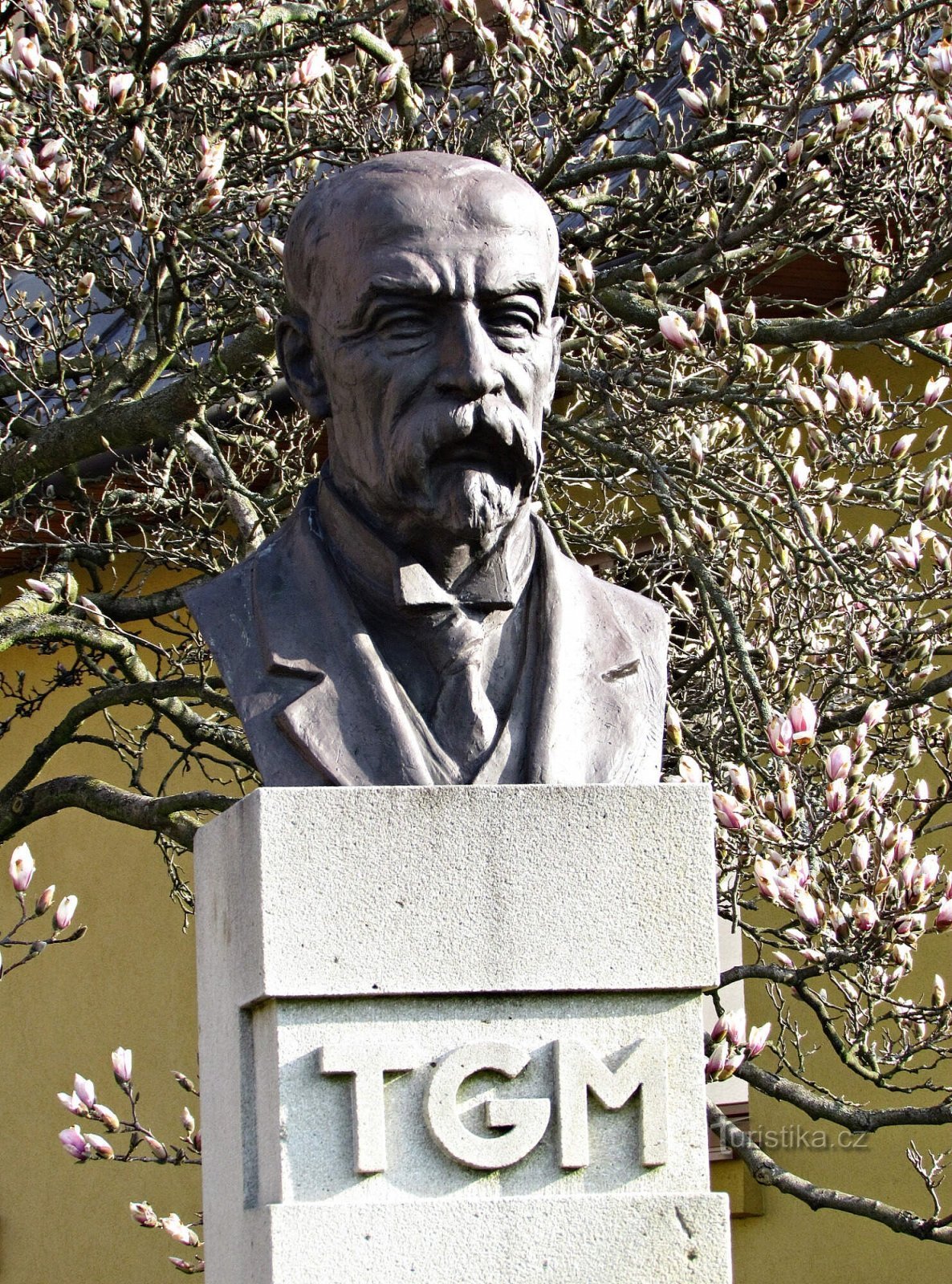 Ratiboř - busto de TGMasaryk y Monumento a los Caídos