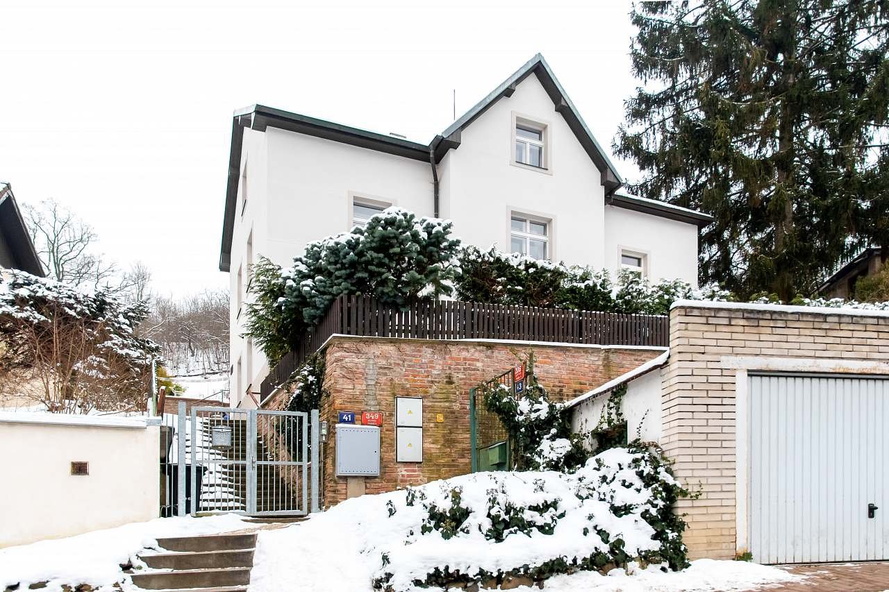 RD z ulice, byt v přízemí s přilehlou zahradou a garáží