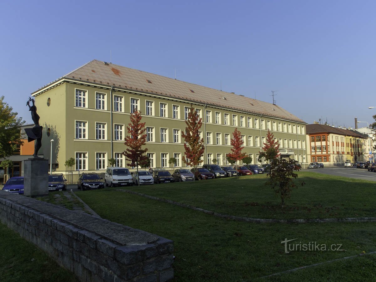 Το πραγματικό γυμνάσιο Šumperk ήταν ένα τσέχικο γυμνάσιο