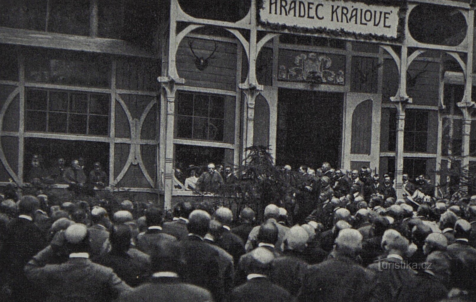 Le discours du ministre des labours, Josef le chevalier de Poppů, depuis le pavillon en bois d'alors (Hradec