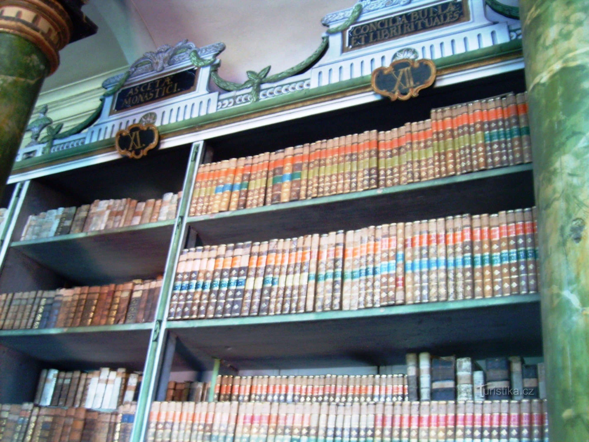 knjižne police