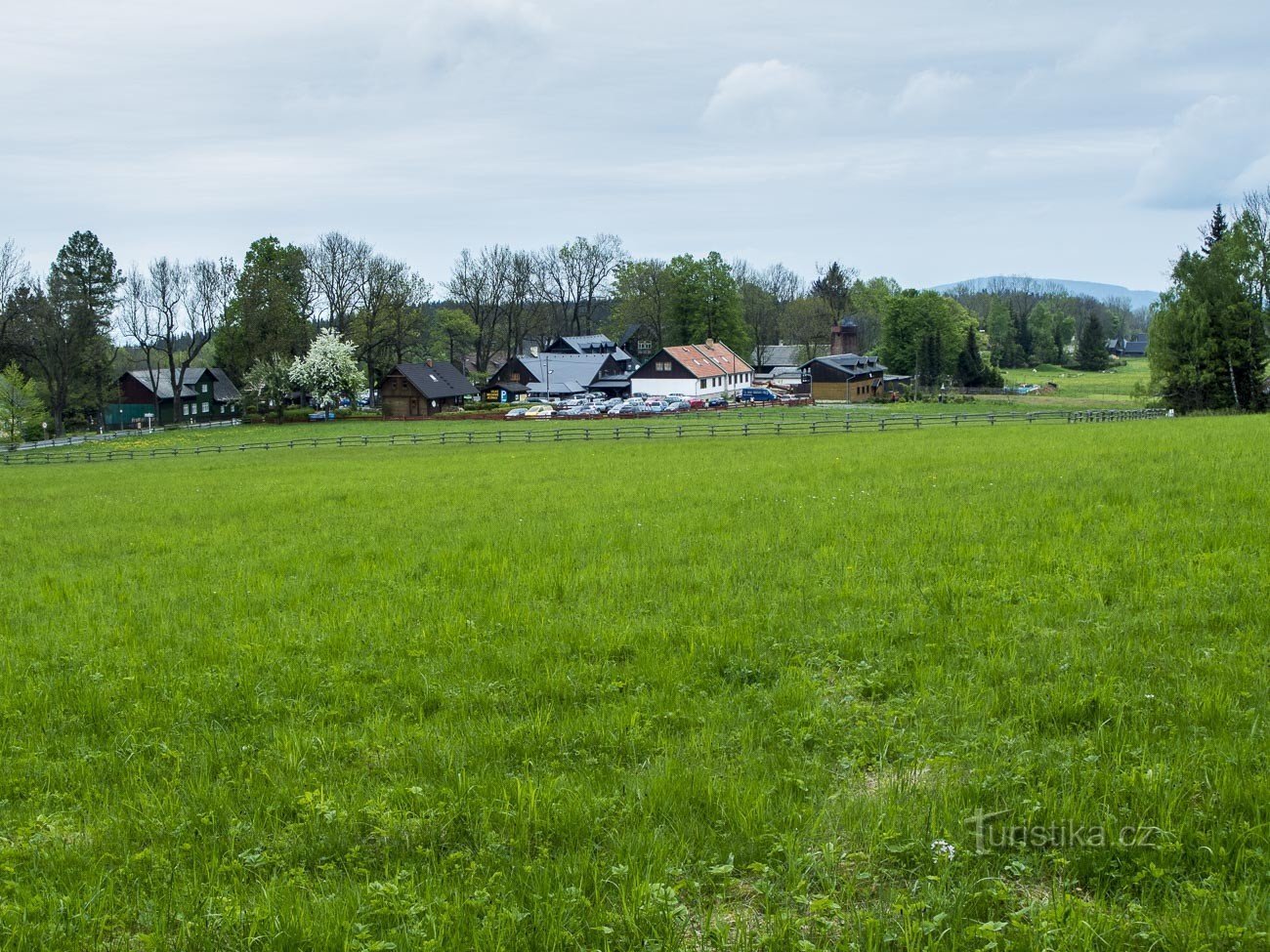 Reviez depuis le pré sous le monument