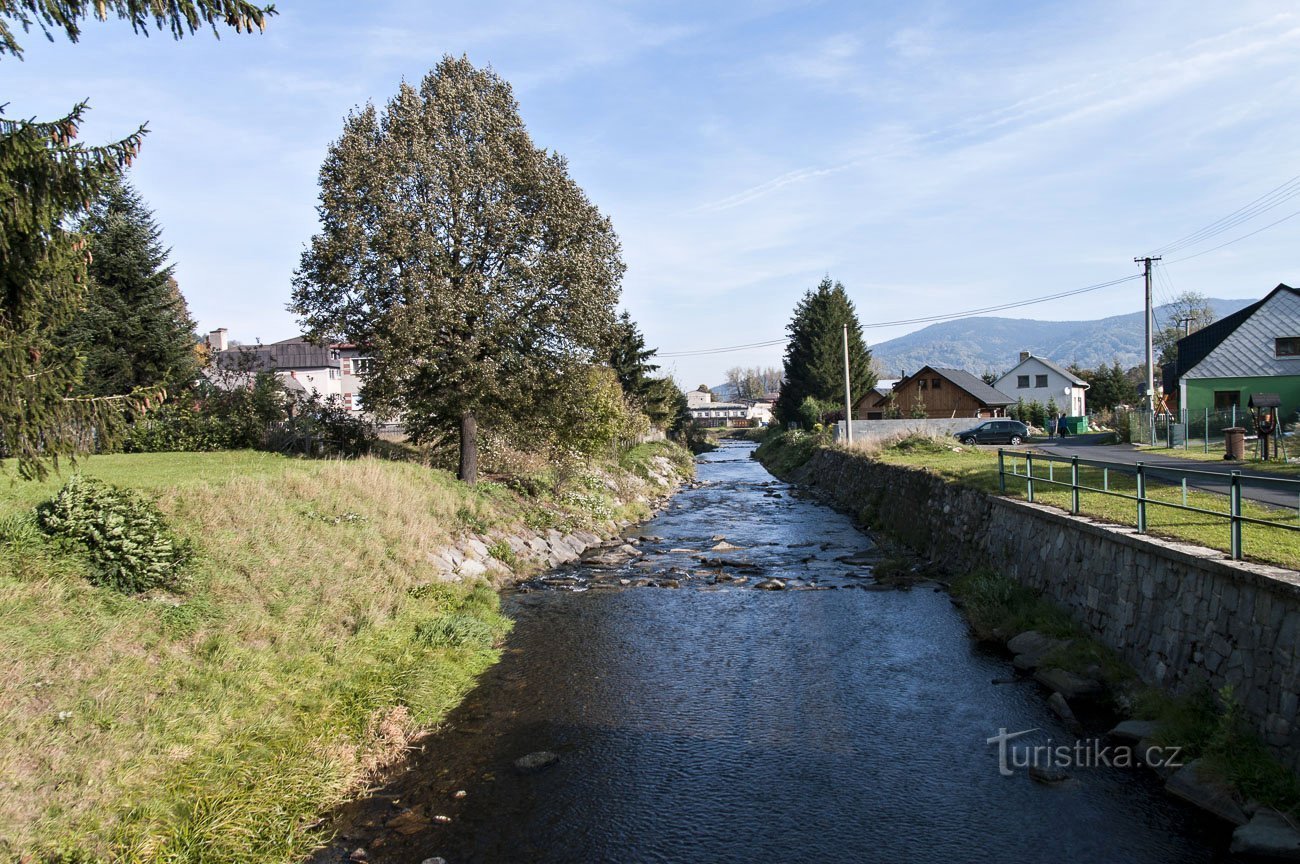 Il fiume Bělá scorre attraverso Běla pod Praděd