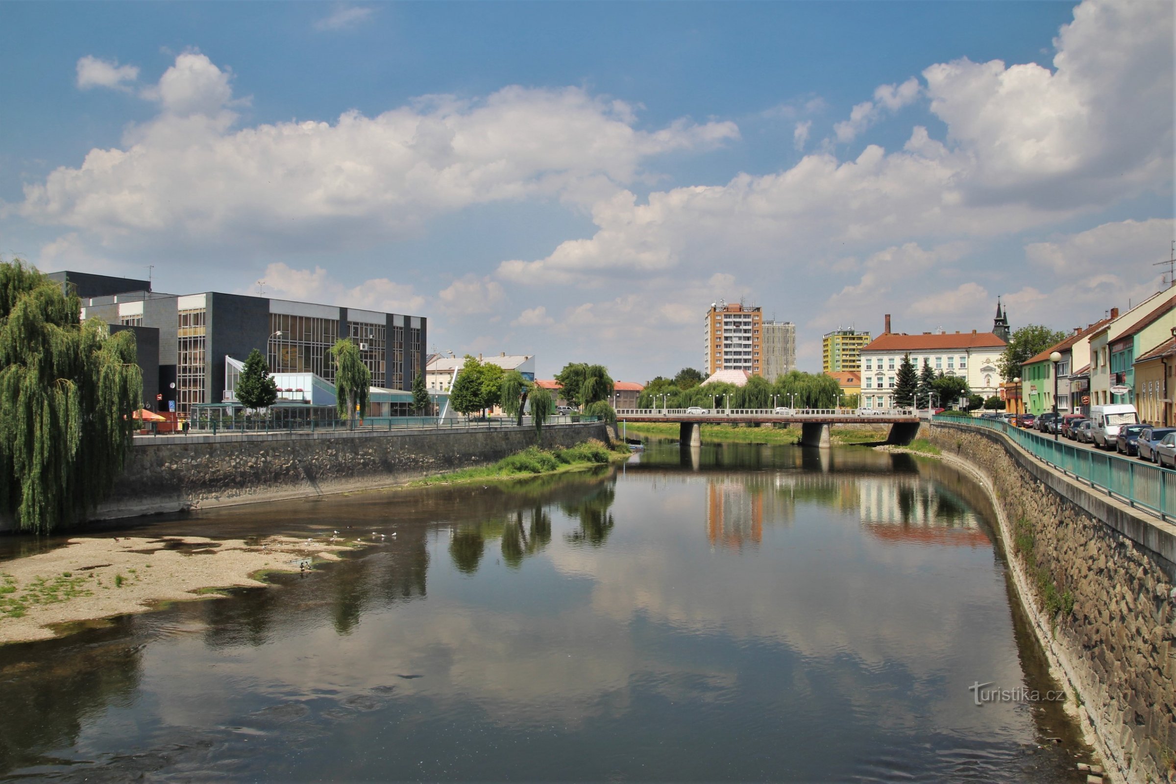 Floden Dyje rinner genom stadens centrum