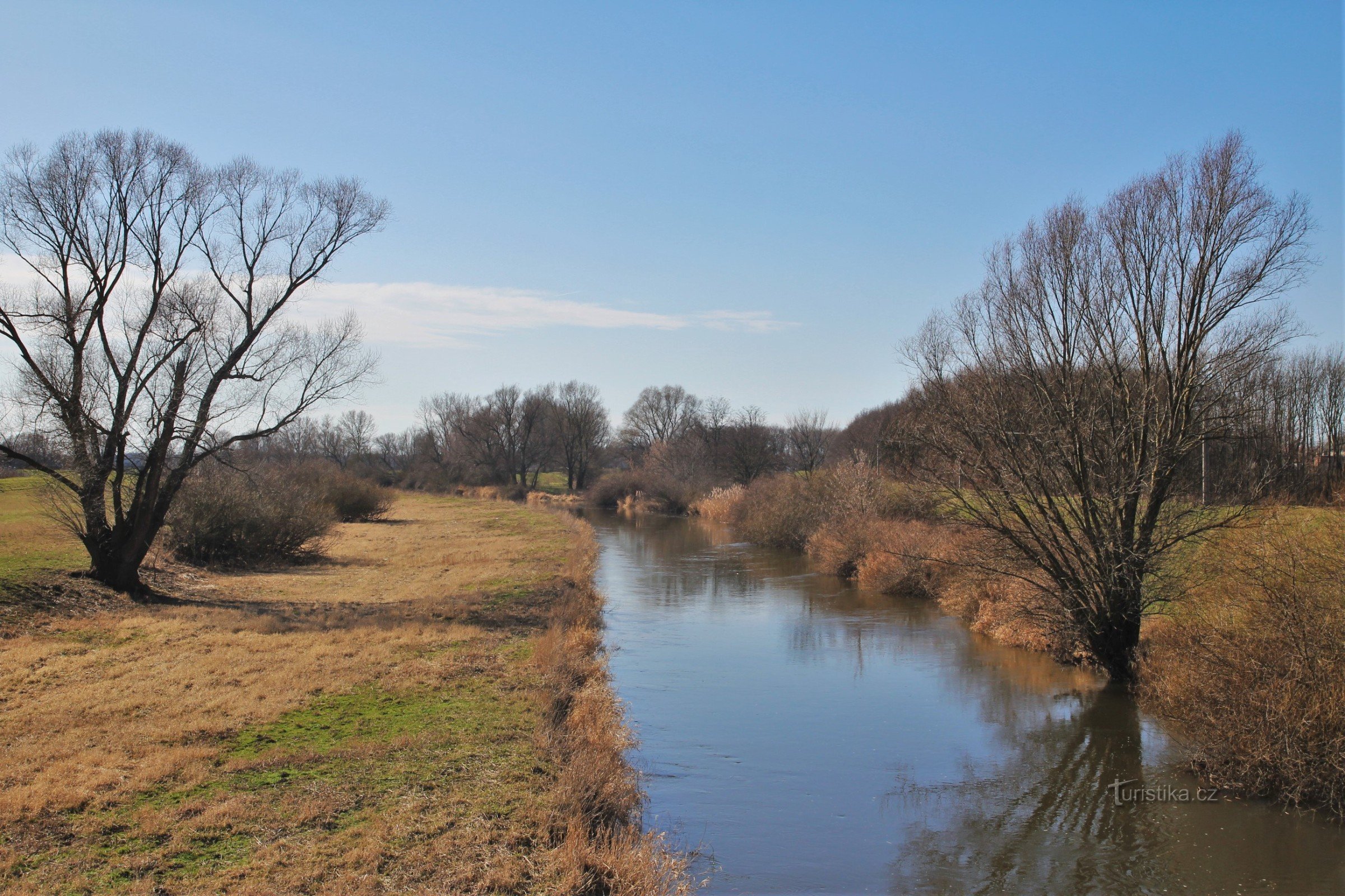 O rio Dyje flui rio acima em direção à confluência com o rio Jevišovka