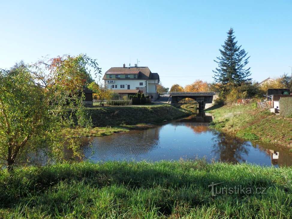 De Javorka-rivier in Ostroměř bij de brug over de weg I/ 35