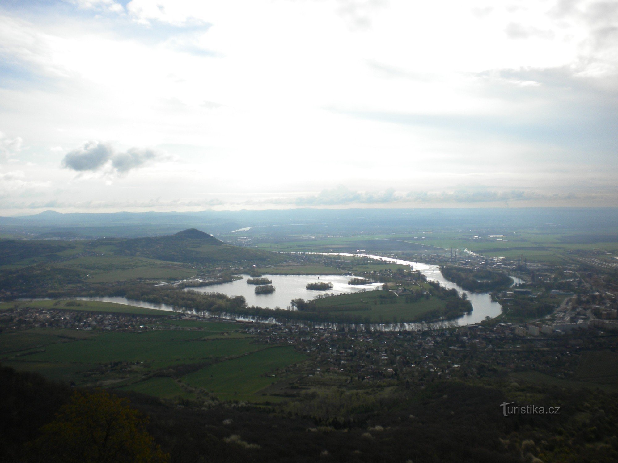 De rivier de Elbe rond het meer Píšťany.