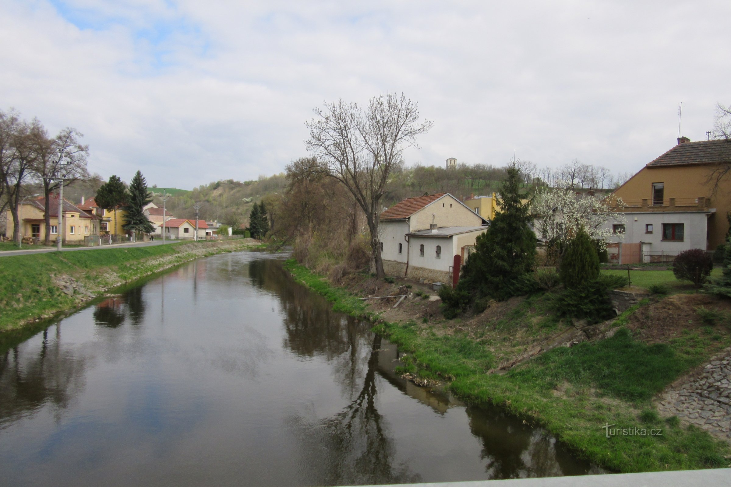 Râul Oslava, turnul minier Kukla pe dealul din fundal