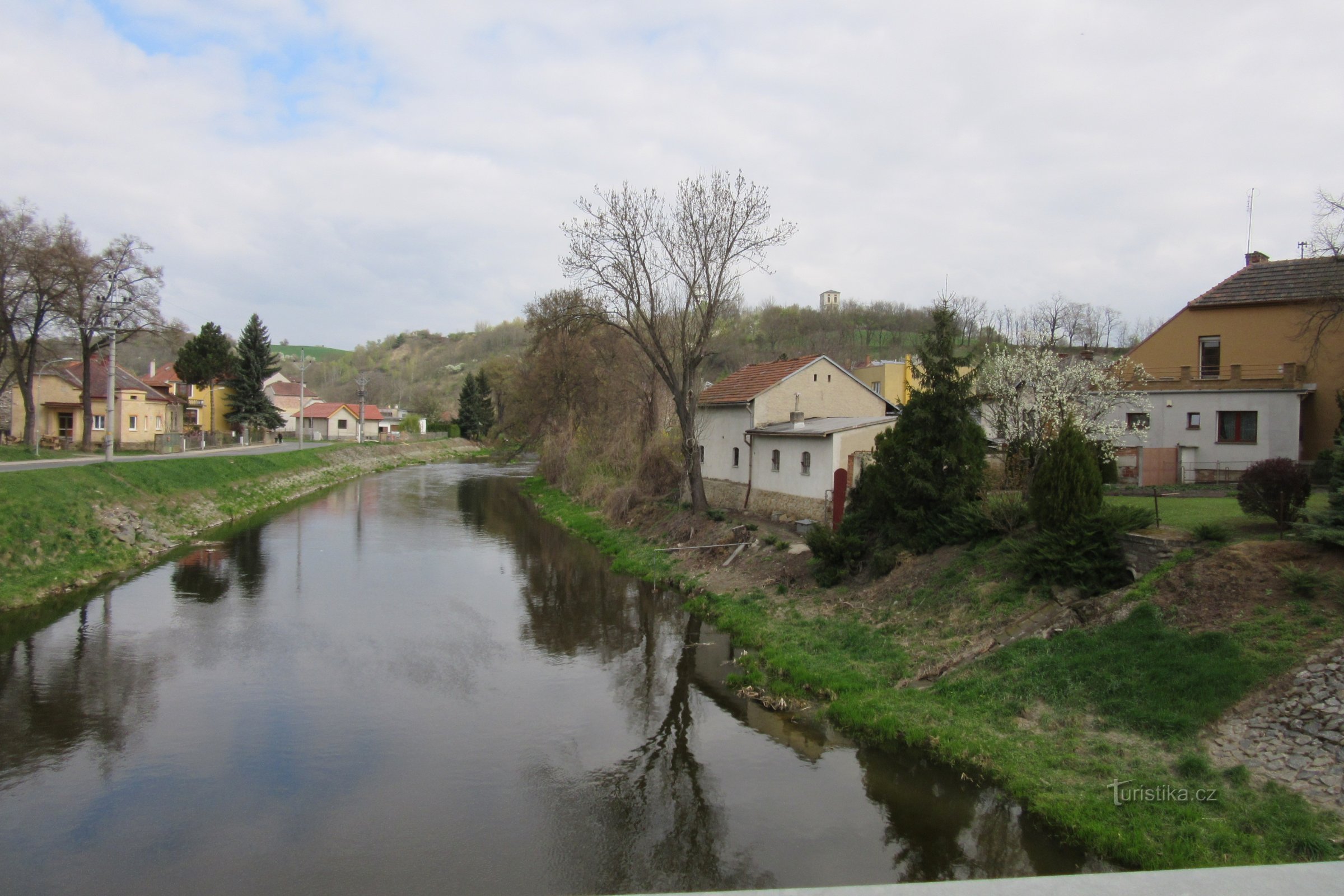 Річка Ослава, шахтарська вежа Кукла на пагорбі на задньому плані