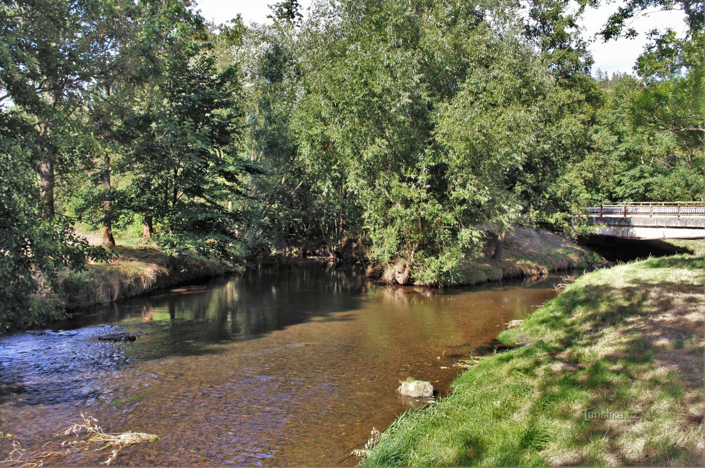 Řeka Svitava přitéká zleva, říčka Bělá od mostu zprava