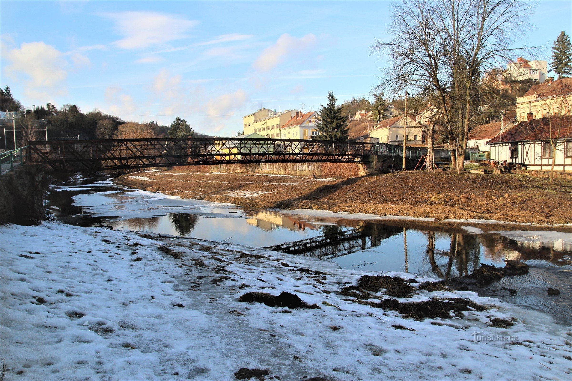 La rivière Svitava à la passerelle juste au-dessus du confluent