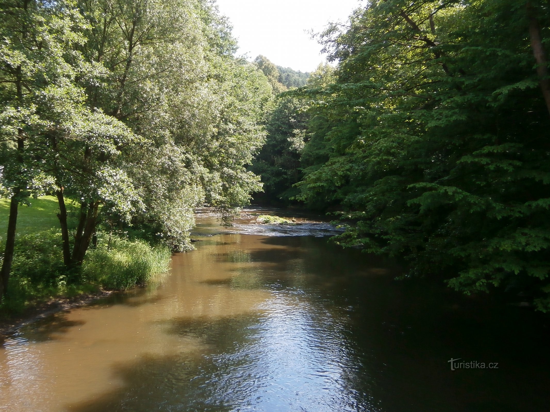 Fluss Úpa pod Boušínem (Slatina nad Úpou)