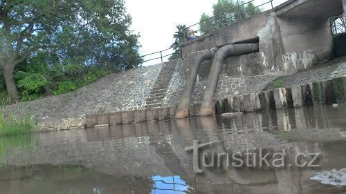 näissä paikoissa joessa on kaksi lautta-/joen ensimmäinen alavirtaan/