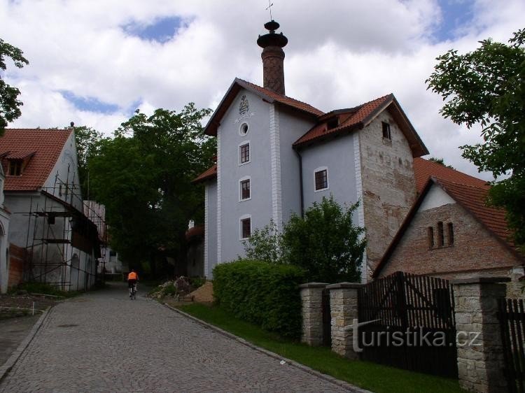 Fabbrica di birra del castello ricostruita a Košumberek