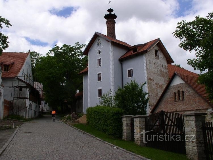 Cervecería de castillo reconstruida en Košumberek