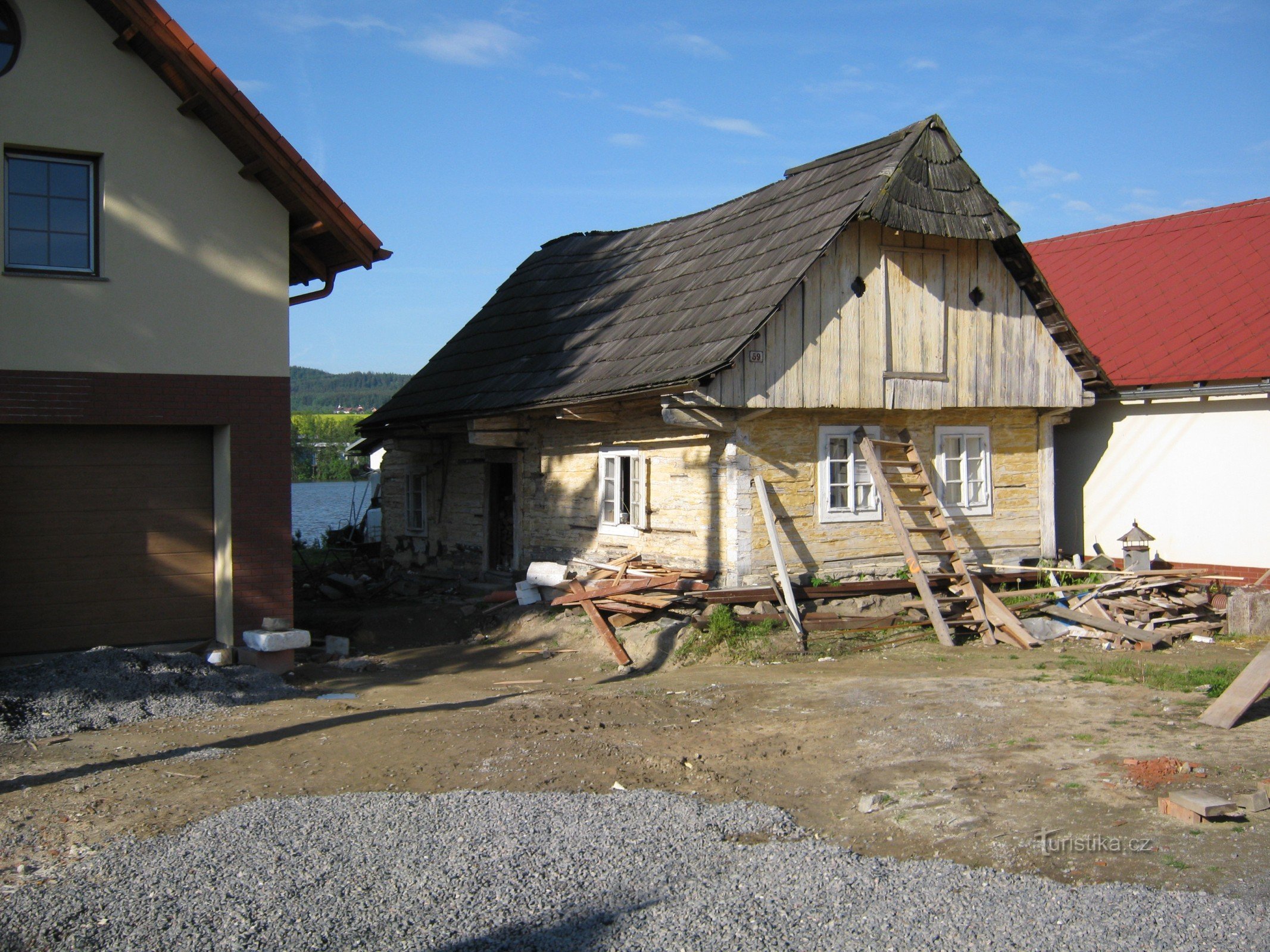 Reconstructie van de blokhut in Rožmitál