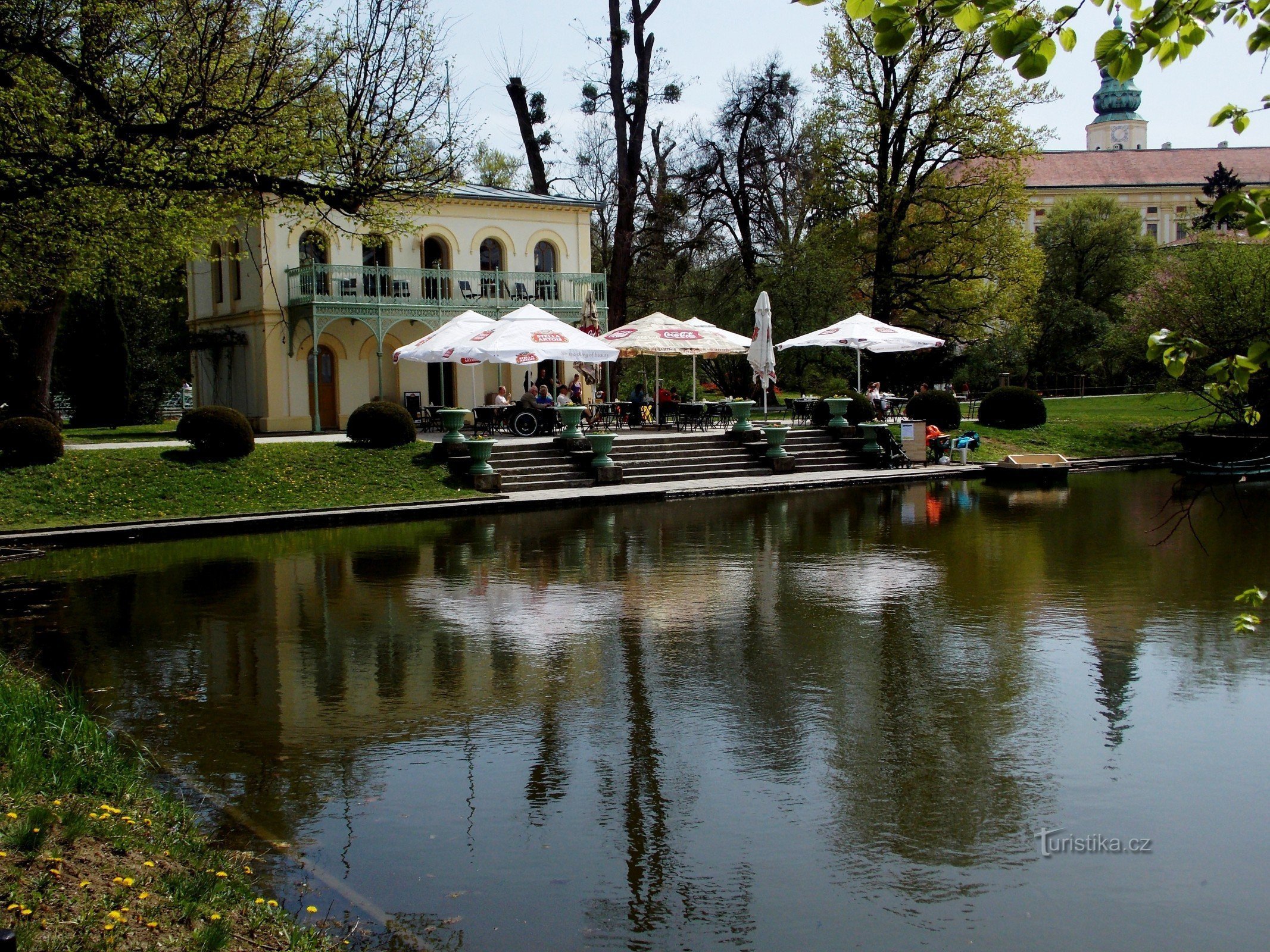 Détente au long étang du jardin Podzámecká à Kroměříž