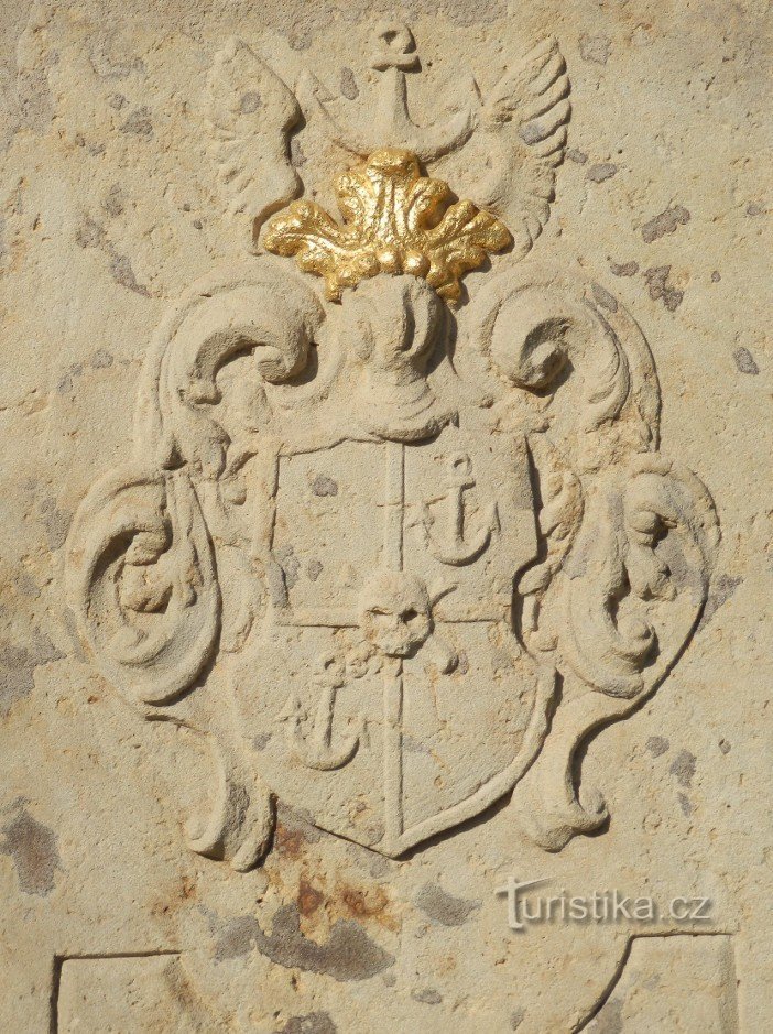 El relieve del escudo de armas en el anverso de la base