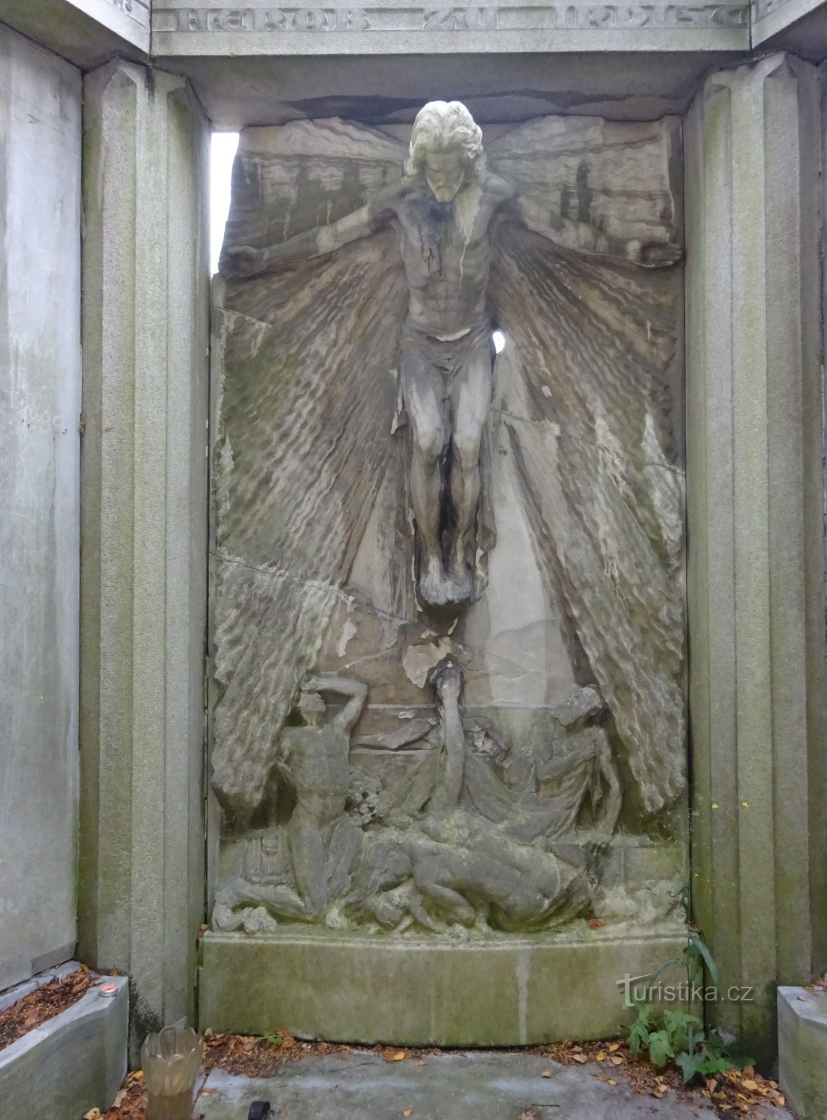 Relieve de Cristo Salvador en el sepulcro