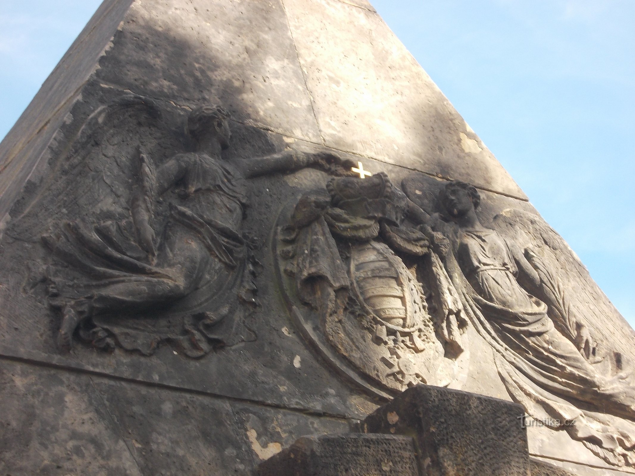 relief ovanför sarkofagen