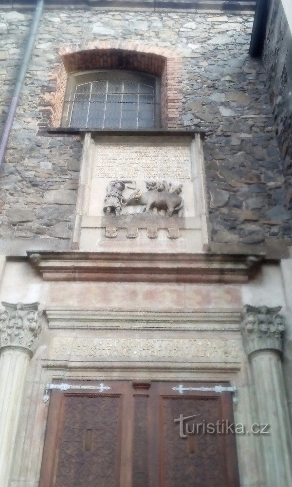 Relief deasupra ușii de intrare