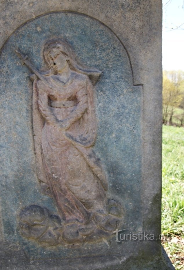 relief av Vår Fru av sorger på en piedestal
