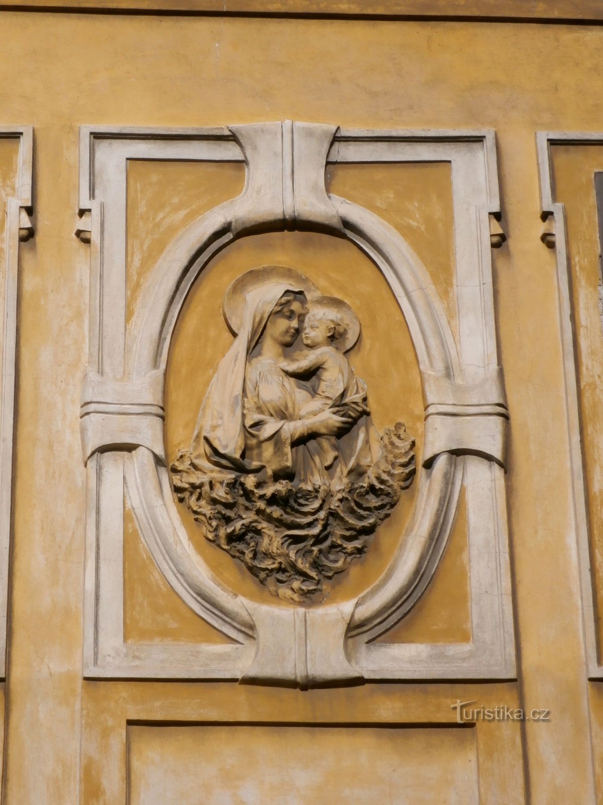 Рельеф Девы Марии с младенцем Иисусом на № 59 (Градец Кралове, 2.8.2014 августа XNUMX г.)