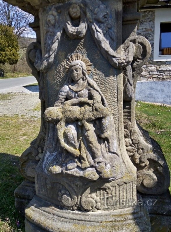 das Relief der Pieta auf dem Sockel