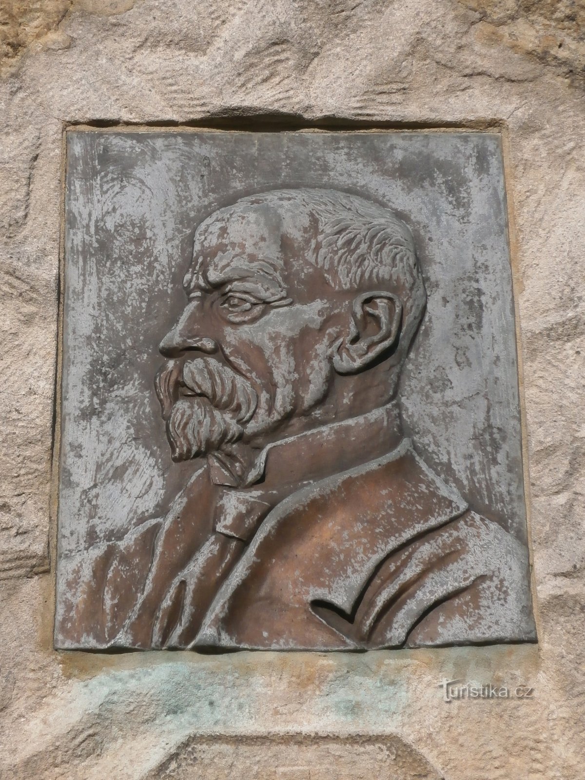 Relieve de TGM en el monumento a los muertos en la Primera Guerra Mundial (Třebeš)