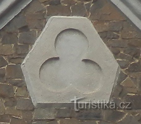 Ein Relief eines Kleeblatts in einem Schild