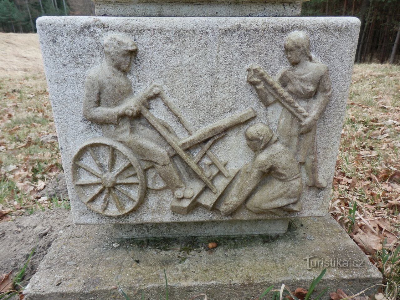 Relief w dolnej części pomnika