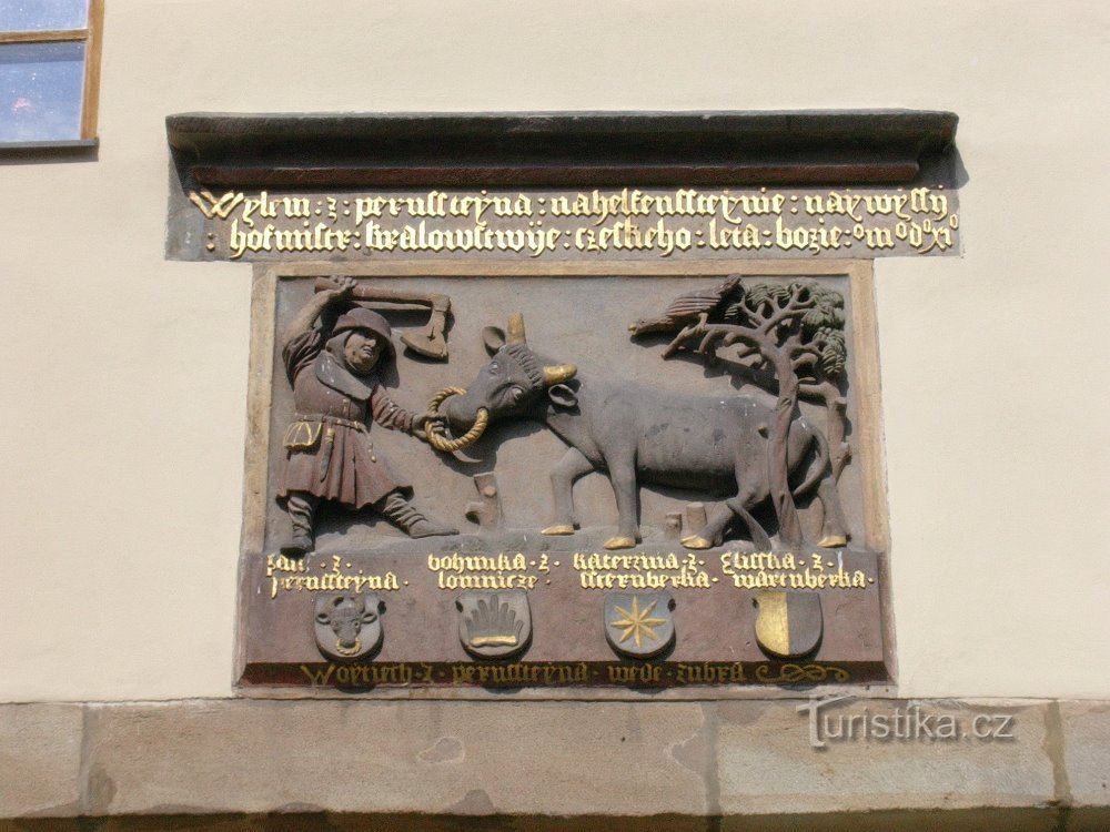 Reliëf uit 1511 boven de poort naar de voorkamer van het kasteel van Pardubice