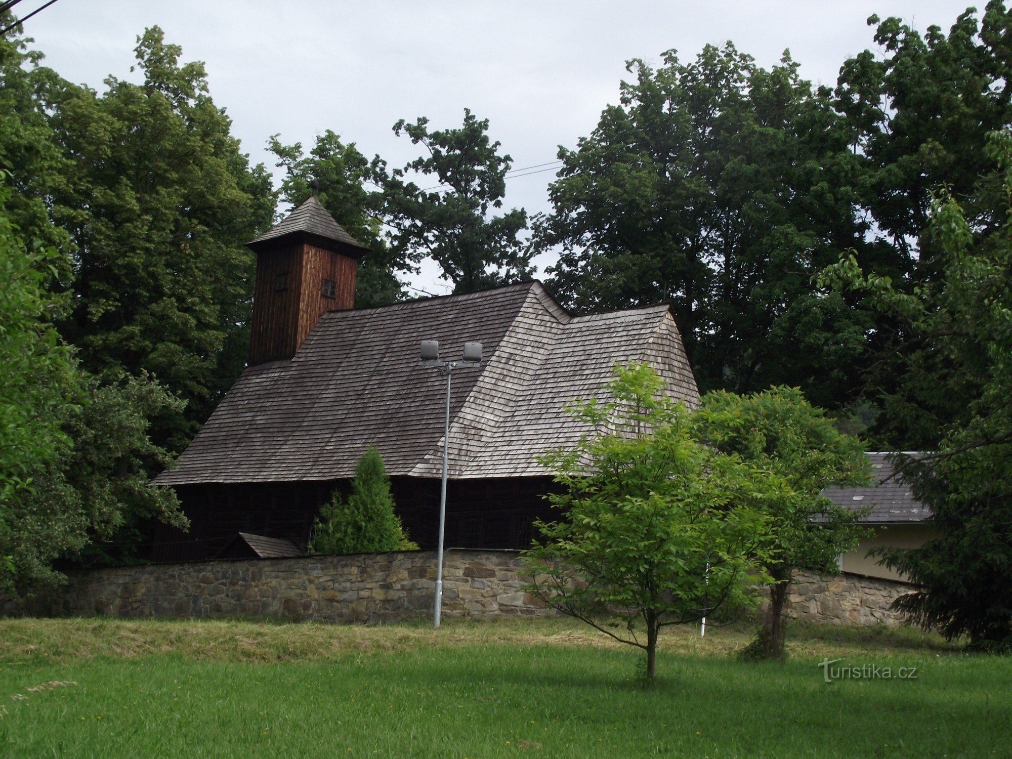 Iglesia renacentista de madera de St. Martín en Žárová