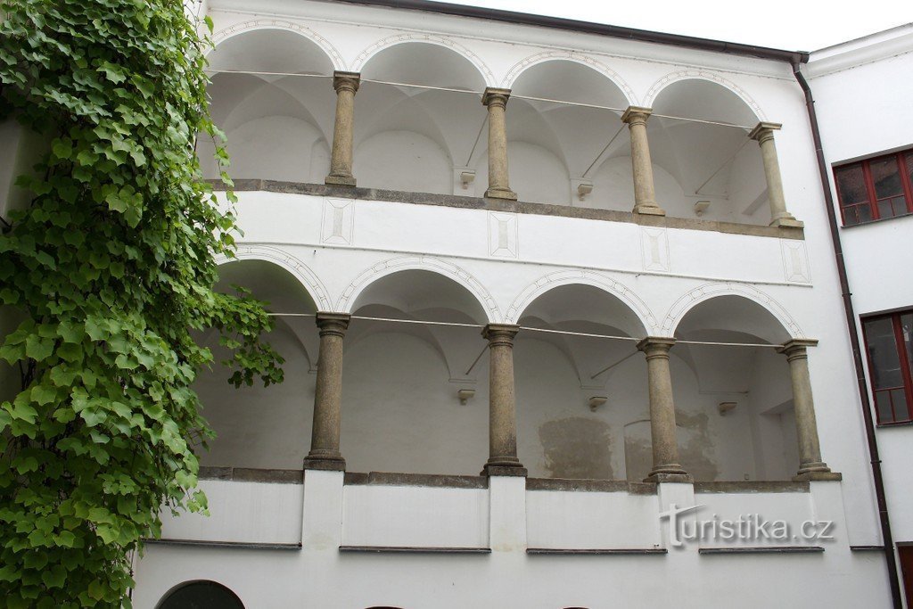 Cortile rinascimentale, portici