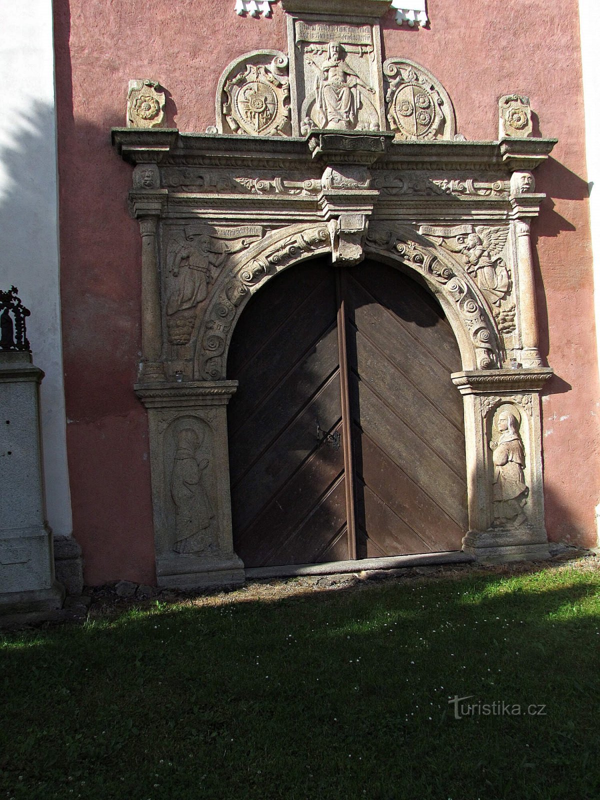 Renaissanceportal einer barocken Kirche